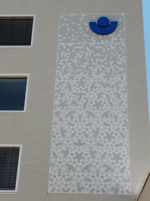 PerfoART® Lochblech für eine Schmucktafel an der Fassade der Unfallklinik BG Ludwigshafen